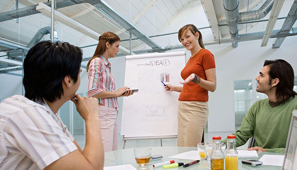 Discuta los detalles de los bastidores, verifique el modelo de carros, mostradores de promoción, calcule el precio y el costo total.