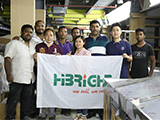 El ingeniero de Highbright, Mike, y el soporte de ventas, Kebe, instruyen a todos los equipos minoristas a configurar proyectos de hipermercado de 4000 m2 en Qatar.