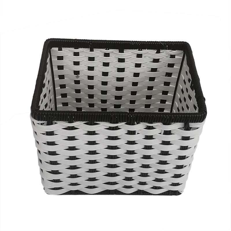 Cesta de ratán de plástico blanco y negro