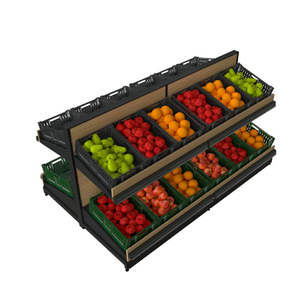 Estante de exhibición con cajas de plástico para frutas y verduras.