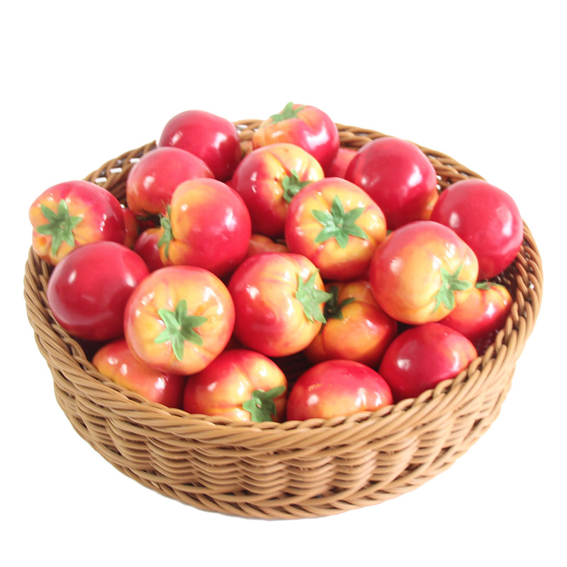 Cesta redonda de ratán para exhibición de frutas y verduras.