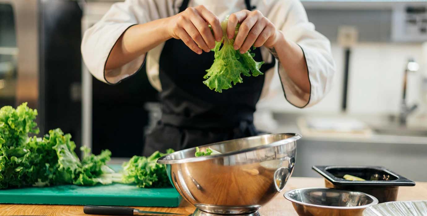 vista-frontal-chef-rompiendo-ensaladas-cocina_23-2148763183